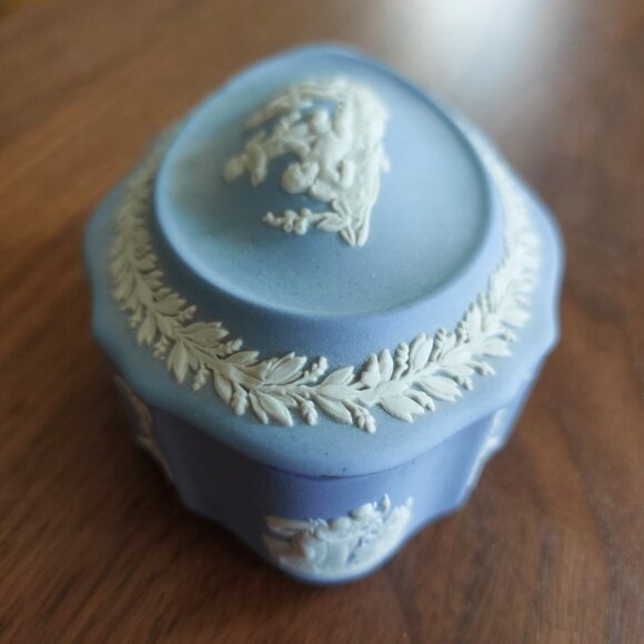 Dusty Blue Wedgewood Jasperware Jewelry Box with Cherub Décor - Picture 4 of 7
